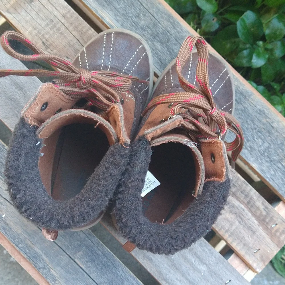 SIZE8: OLD NAVY KIDS BOOTS